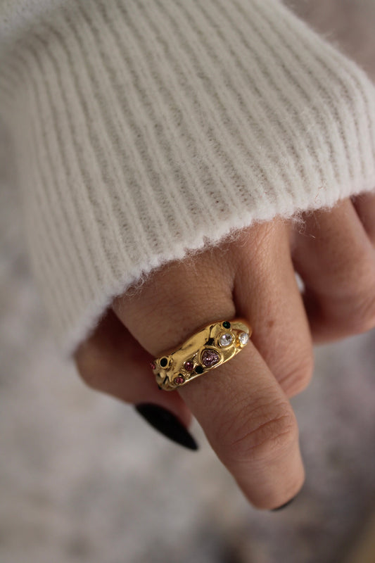Ring with Zirconia Details