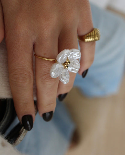 Flower Ring with Pearls