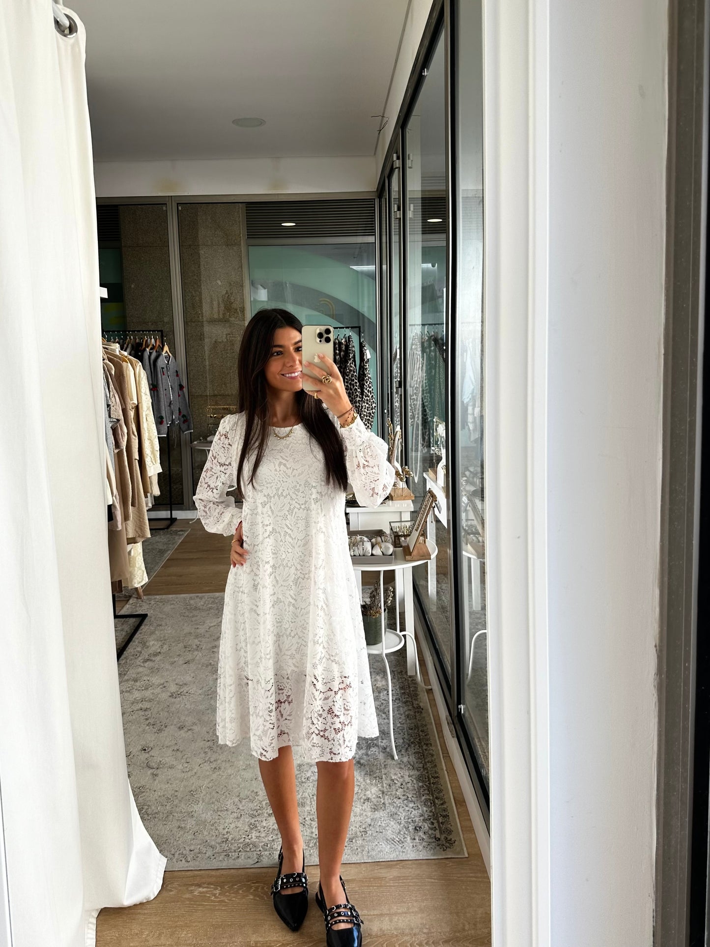 VESTIDO MIDI EM RENDA