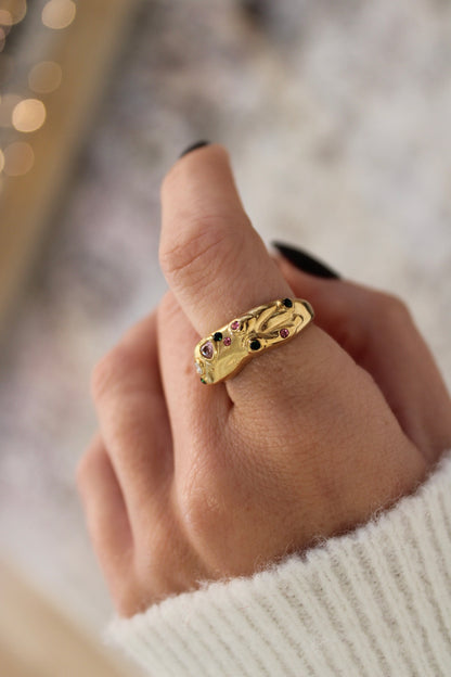 Ring with Zirconia Details